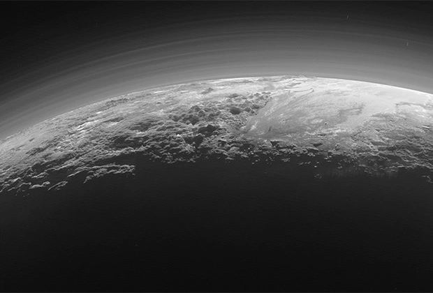 НАСА показало «арктические» снимки заката и ледяных рек Плутона