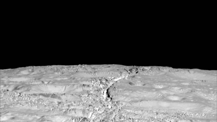 Зонд Cassini прислал снимки странных трещин на Энцеладе