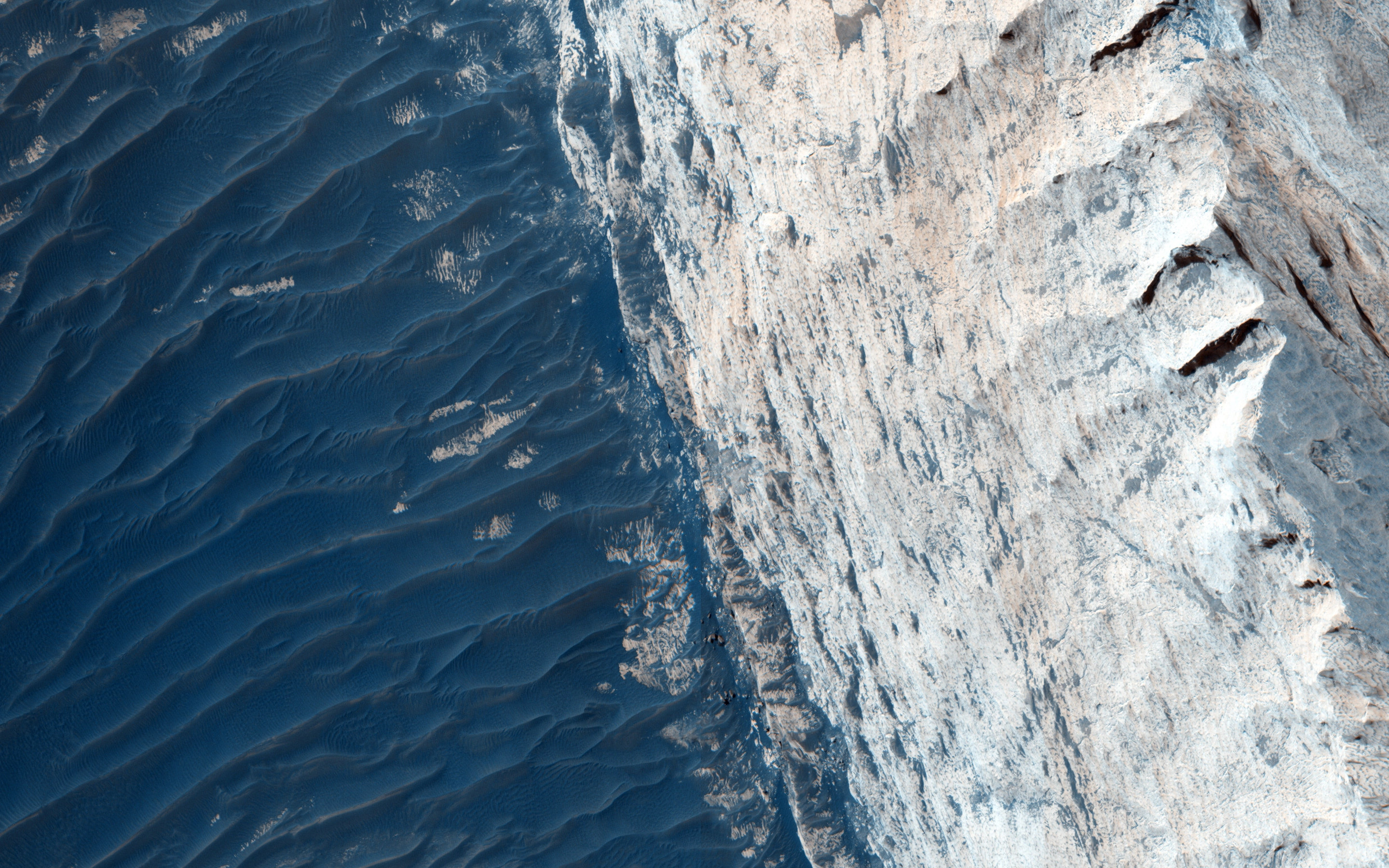 НАСА показало снимок каньона на Марсе