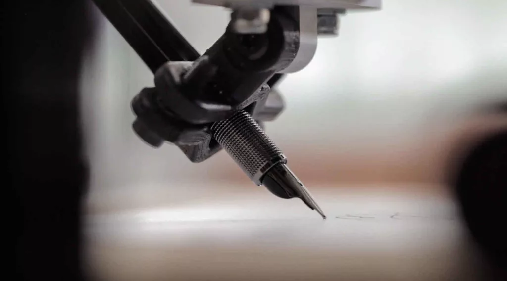 В Калифорнии создали пишущего робота с идеальным почерком