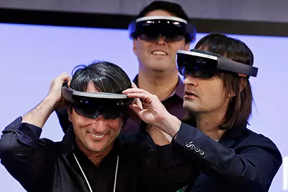 Microsoft начала поставлять очки HoloLens разработчикам