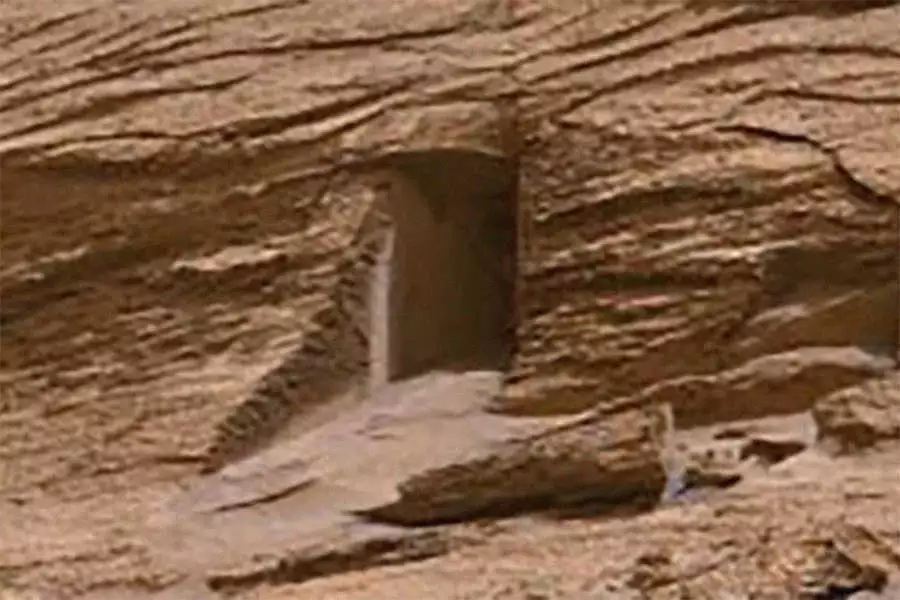 Марсоход Curiosity сфотографировал похожий на рукотворный «вход» в скалу