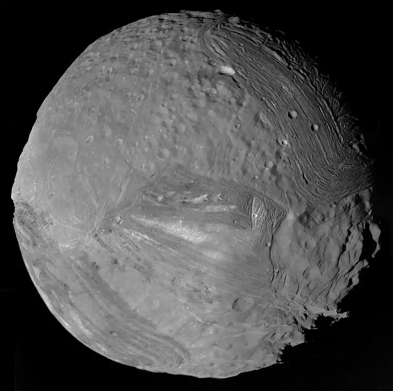 Астрономы определили происхождение «пухового одеяла» на спутнике Урана