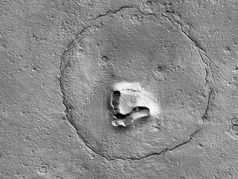 На поверхности Марса нашли «морду медведя»