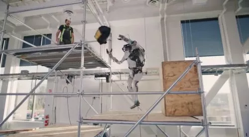 Робот Atlas от Boston Dynamics научился взаимодействовать с окружающей средой и использовать подручные предметы