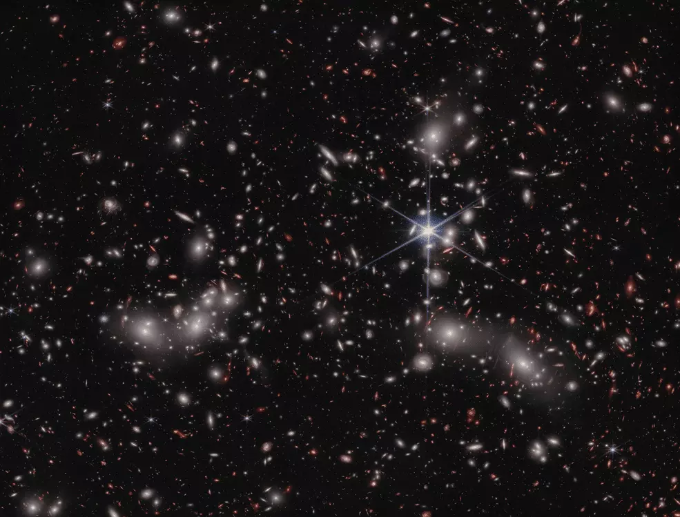 Астрономы обнаружили богатую химическими элементами галактику ранней Вселенной