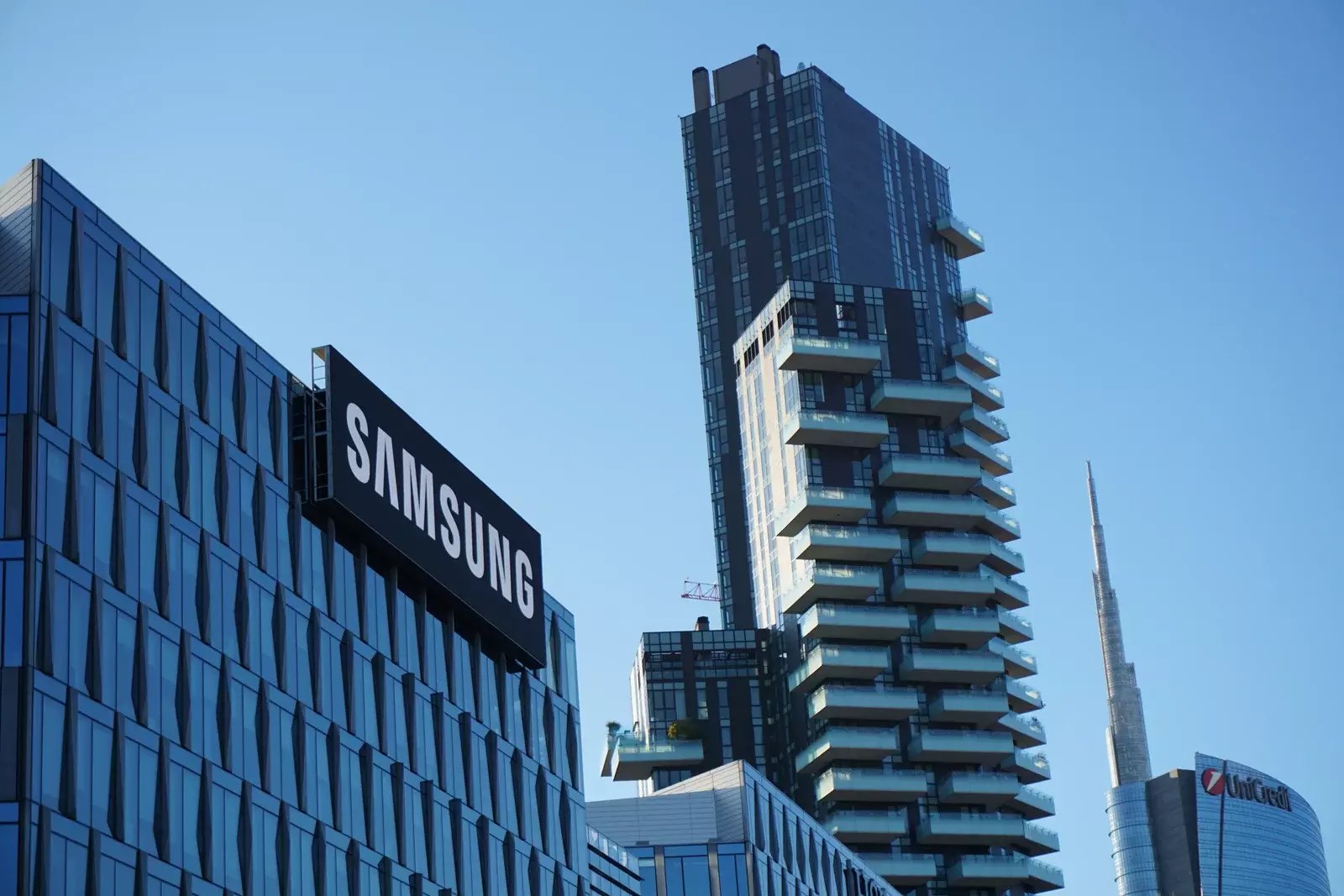 Samsung построит заводы по производству чипов, где персонал полностью заменит ИИ