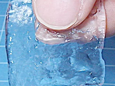 Чувствительный к теплу гидрогель научили ходить в воде