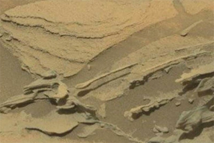 На фотографии Марса обнаружили парящую ложку