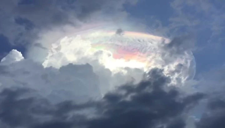 В небе Коста-Рики наблюдали разноцветное светящееся облако