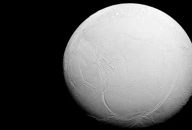 Найдено объяснение возможным хемоавтотрофным формам жизни на спутнике Сатурна