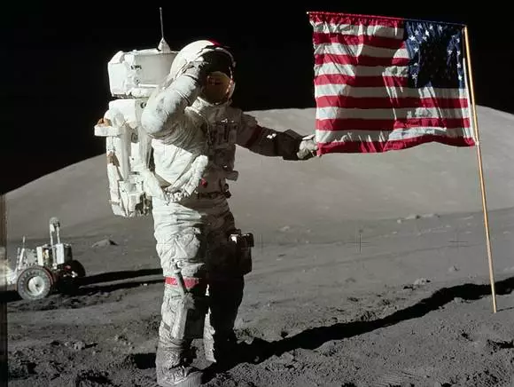 Уфологи: На Луне космонавтам не рады
