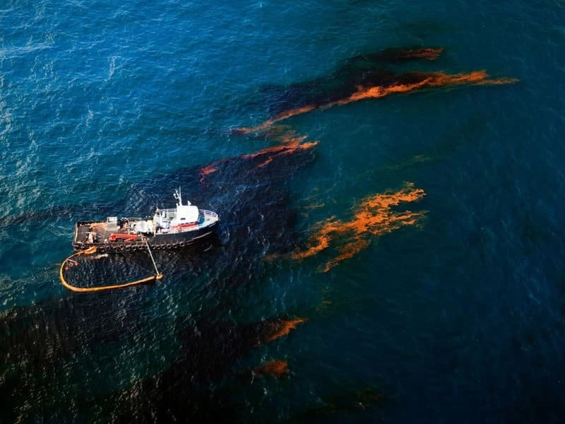 Роботизированная плёнка очистит океан от разлитой нефти