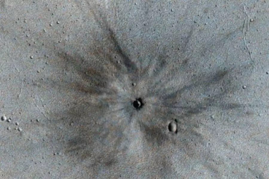 Специалисты NASA нашли на Марсе кратер от недавнего удара