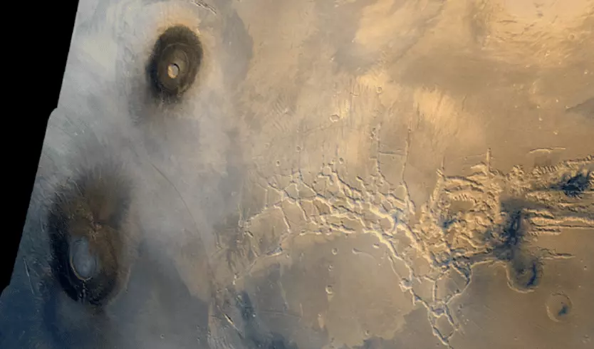 На Марсе нашли аномальные залежи водного льда