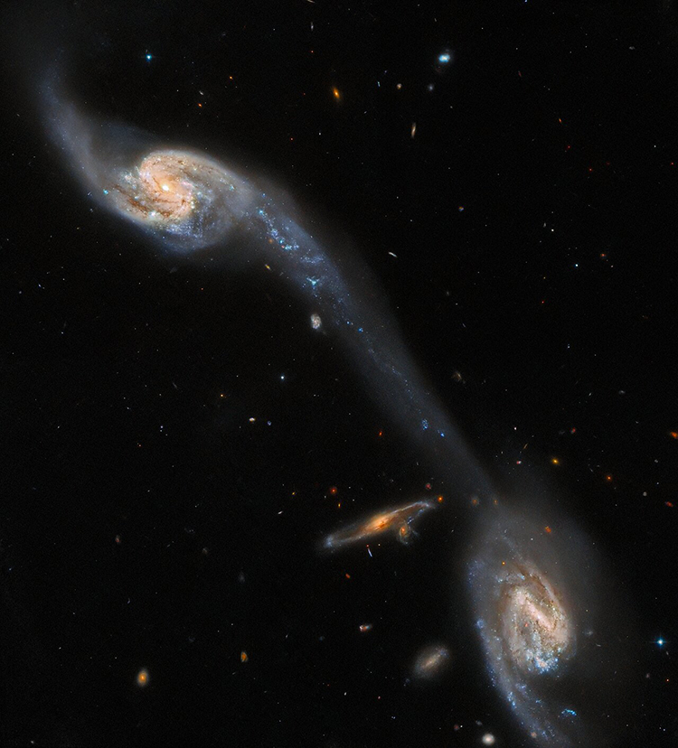 «Хаббл» сфотографировал две спиральные галактики, соединённые звёздным мостом