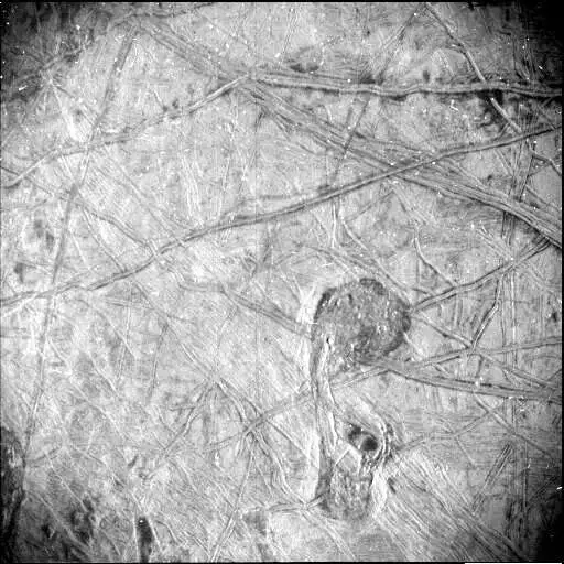 «Юнона» сфотографировала крупным планом спутник Юпитера Европу